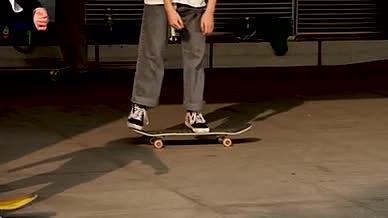 升格少年玩滑板滑滑板滑板起跳滑板运动视频的预览图